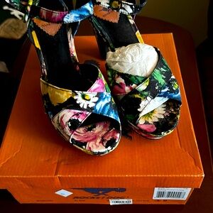 Rocket dog women, shoes, size 7 low heels floral colored